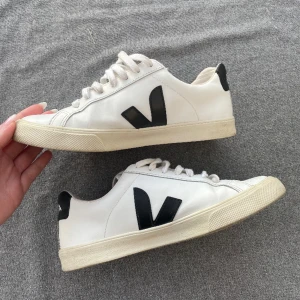 Veja skor - Veja skor i superfint skick och jätte fina ny till våren och sommaren😍 Har en liten smutsfläck vid skosnöret, hör av dig om bild på det💕