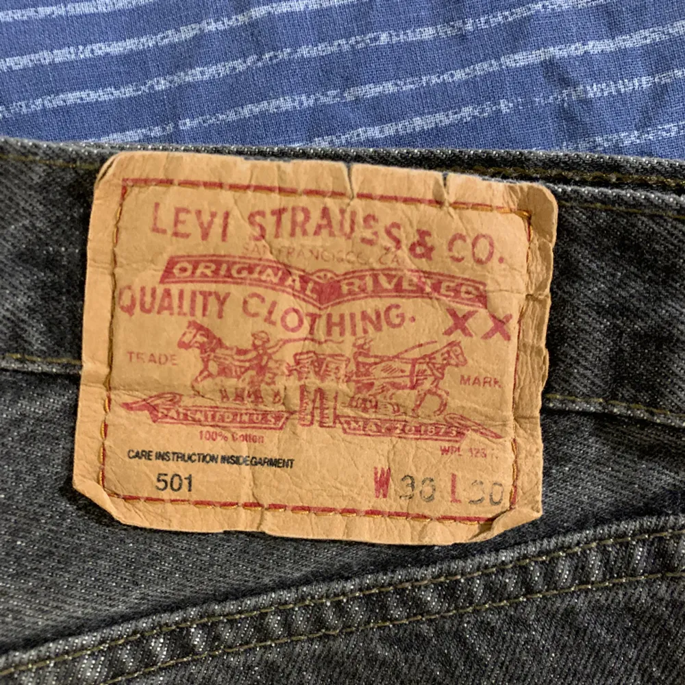 Säljer ett par felfria Levi’s jeans utan några skavanker. Modellen är 501 i storlek 30/30. Mått: Total längd: 98cm, Ben från gren: 75, Midja tvärs över: 39cm. Tveka inte vid förslag av pris och ytterligare frågor!. Jeans & Byxor.