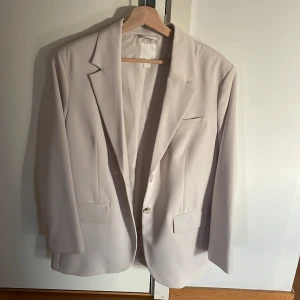 Ljus kavaj  - Ljus vårig kavaj😍