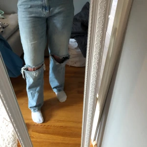 Jeans - Är en storlek för stora för mig, så på bilden sitter dom inte perfekt. Inte använts supermycket så fortfrande väldigt bra skick!