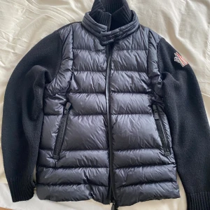 Moncler Grenoble - Storlek small, passar S & M. Inte ett enda märke, precis som ny. 4,5 i cond. Kvitto, tags finns. Köpt på NK sthlm.  Möts i Örebro eller närheten. Eskilstuna kan gå vissa dagar. Annars står köpare för frakt. Hör av er för fler bilder.