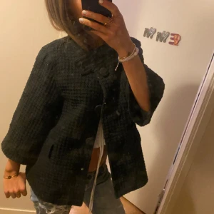Trekvartsärmad kappa🖤 - Assnygg trekvartsärmad kappa ifrån Only, storlek XL men passar mig som har xs-s🥰pris går att diskuteras!