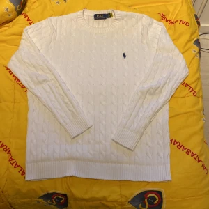Ralph Lauren stickad - Snygg Ralph Lauren kabelstickad sweatshirt som jag säljer på grund av att den är för stor på mig. Är i storlek S men passar mer som M. Nyskick och endast testad. Pris kan diskuteras.