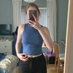 Blå topp - En blå topp i en jätte härlig blå färg, lite ovanlig 🫶 Inga skador eller liknande 💕