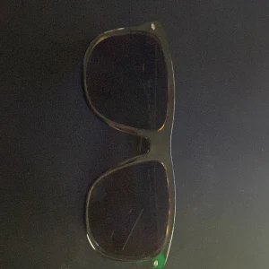 Et par feta raybans  - 9/10 rätt stora men funkar ändå att ha på sig dom. Passar till allt! Kan diskutera pris