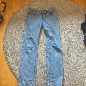 Jätte fina blå jeans från Bik bok i storlek 32. Jag säljer dom för att dom aldrig kommer till andvännig (lite slitna längst ner men inget problem)❤️(i priset ingår inte frakten)