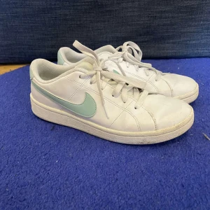 Nike skor nyskick 🤗 - Storlek 40 perfekta till våren!!🤗