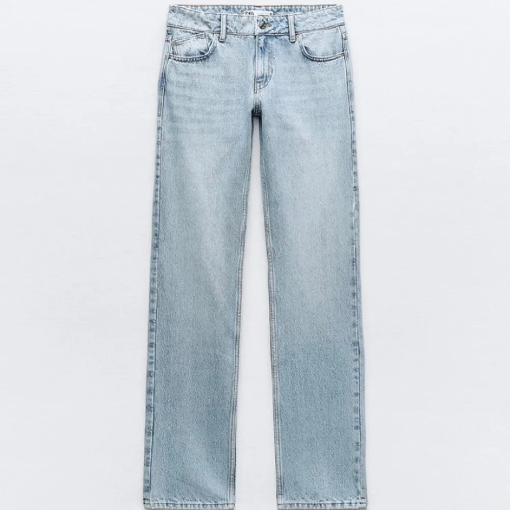 Lågmidjade jeans från zara, endast använda en gång. Jeans & Byxor.