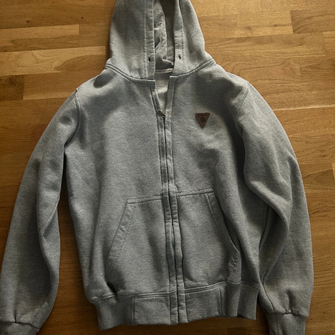 Grå hoodie