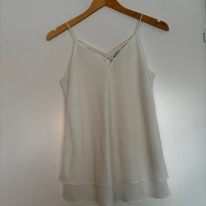 Fin vit blus  - Vit somrig blus från pieces som både passar till finare tillfällen och som luftig blus till sommaren!