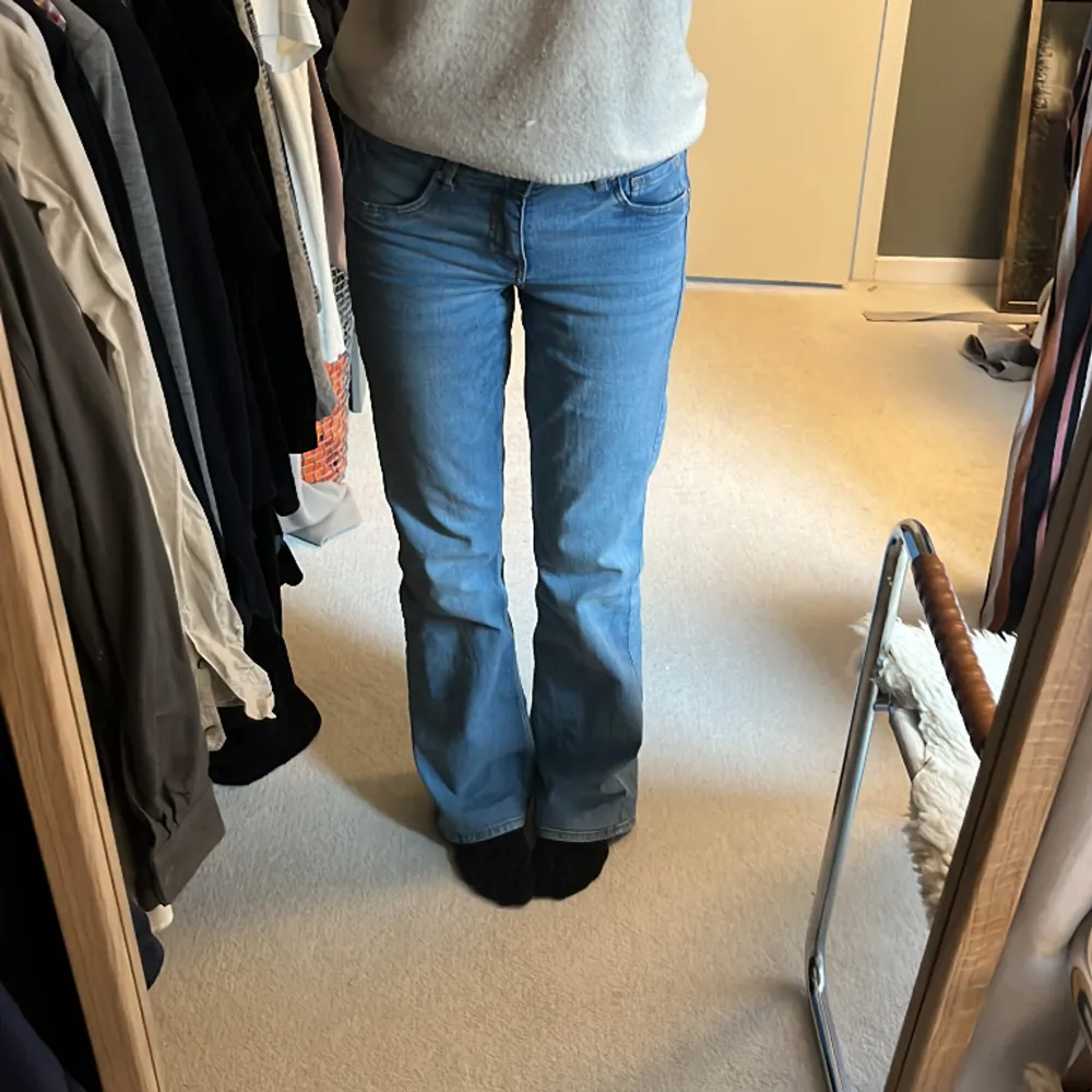 Världens snyggaste jeans från h&m! De är low waisted och bootcut. De är köpta här på Plick men det finns inga defekter som helst! Jag har sytt upp dom då de var väldigt långa men det är inget man ser. Jag säljer då jag inte tycker att de passar mig❤️. Jeans & Byxor.