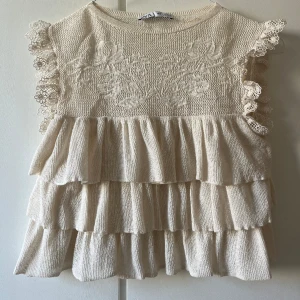 Topp - Säljer denna fina topp ifrån zara som inte längre kommer till användning. Är i jättefint skick ❣️