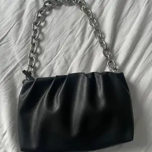 Säljer min svarta axelbandsväska med silverskedja från H&M. Väskan har inga fack.  Kedjan är inte tung. Nypris kanske runt 400💕💕