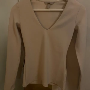 Topp - Fin långärmad topp i beige färg, aldrig använd! 