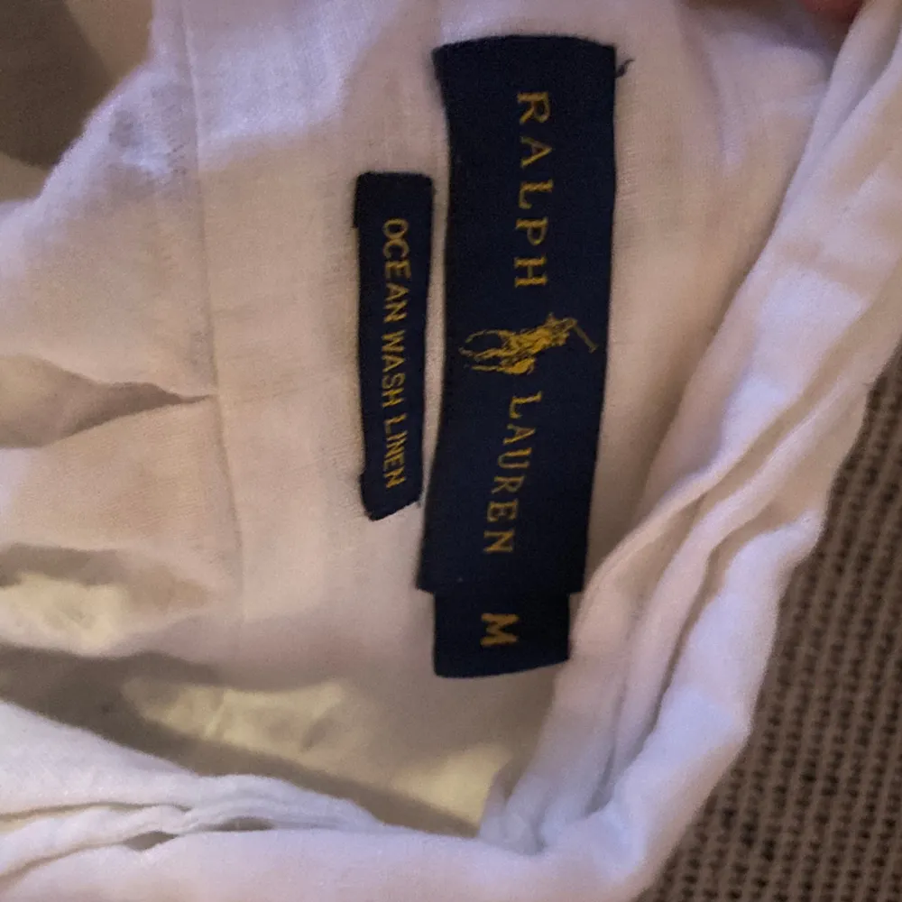 Jättesnygg linneskjorta från Ralph Lauren. Tyvärr för liten. Strl M OBS det är ett litet hål under bådarna armarna, går enkelt att laga hos en skräddare för en hundralapp men eftersom den är för liten för mig har jag inte orkat det därav lågt pris. Skjortor.