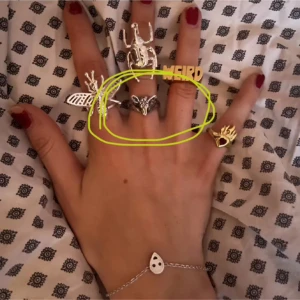 Maria Nilsdotter ring  - Nypris ca 5500 o säljs it längre, säljer antingen för 1900 elr byter gärna mot en annan ring från marianilsdotter❤️❤️