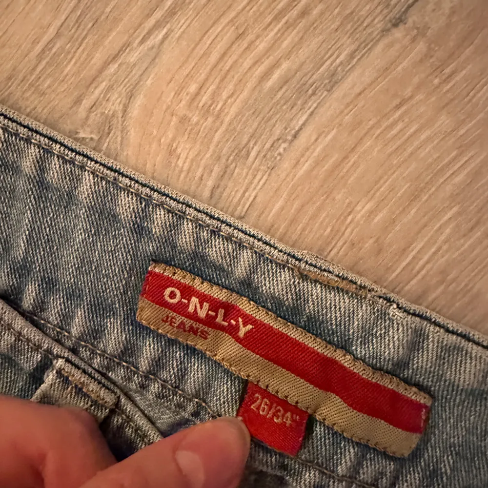 supersnygga avklippta only jeans med nice passform, strl 26/34. Jeans & Byxor.