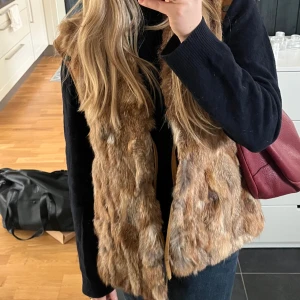 Pälsväst  - Nilssons päls, Helsingborg Ängelholm- står inne i västen, hittar ej någon storlek men jag är en S/M 