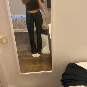 Mid waist jeans från levis💕💕💞  - As snygga men kommer inte till användning❤️ Jag är 168 och har sprättat upp dem längst ner. 
