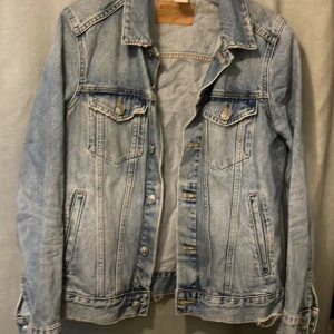 Jeansjacka  - Jeans jacka, snyggt sliten 