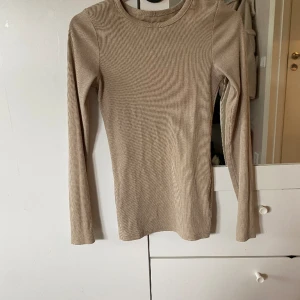 Tröja - Använd den en till två gånger haft den i min garderob sen jag köpte den är för liten för mig.