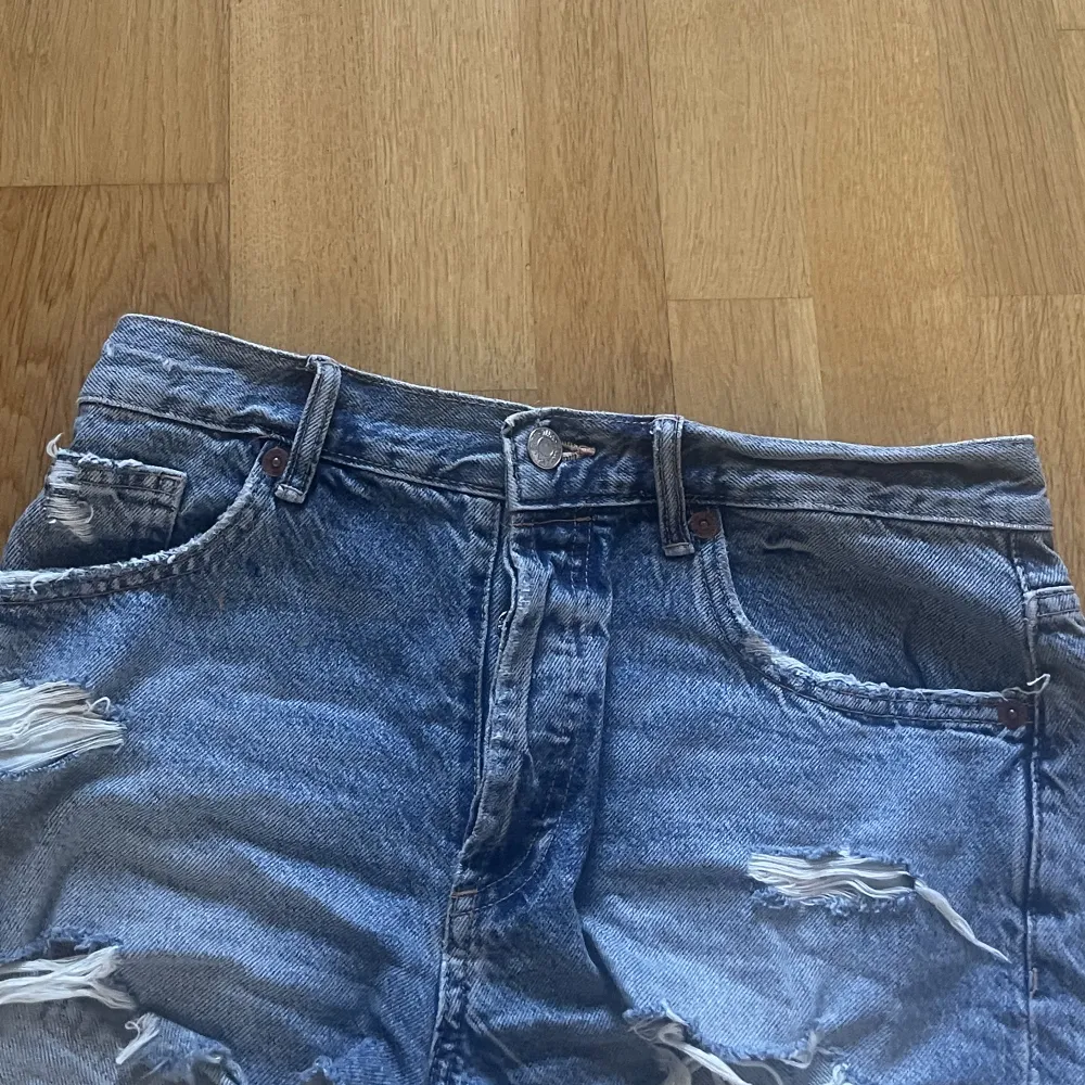 Säljer min blåa jeansshorts från Zara då de aldrig kommer till användning (lite mindre i storlek) 🩷 super snygga till sommaren! Skriv om fler frågor . Shorts.