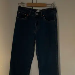 Säljer nu mina superfina Wide leg jeans från Levis. Säljes då dom inte kommer till användning. Jeansen är i storlek 164cm, jeansen har även inspängings band på insidan av jeansen. Jeansen är använda ett fåtal par gånger, i ett fint skick. 