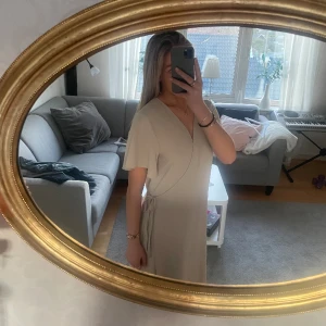 Lång klänning - Lång klänning från vila! Används fåtal gånger! Bra skick!  Perfekt skol avslutning eller sommarklänning🌺🌸 Den är även väldigt anpassbar, jag som har 36 kunde tajta till den med hjälp av snöre, men även min mamma o syster som har stl 40 kunde ha den!🫶🏼