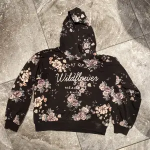 En jättefin och blommig hoodie som säljs i befintligt skick. Inga defekter. Köpt från Kappahl. Säljer pga stor garderobrensning. Kika gärna på mina andra annonser, säljer mycket:) 