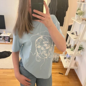 T-shirt  - Blå snygg overzied T-shirt. Storlek s/m