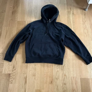 Weekday hoodie - Svart weekday hoodie, använd men i väldigt bra skick. Storlek S men den är ganska liten i storleken. Priset kan diskuteras.