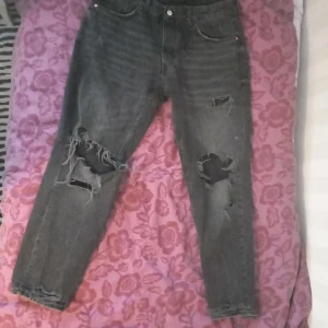 Ripped Jeans från pull&bear - Säljer min brors ripped jeans från pull&bear som är i ny skick. Han vela inte ha de längre därför de är för korta (han är 190cm) han hade de när han var runt 180+. Passar också på mig som är 173 men stilen är inte heller för mig. Storlek 44