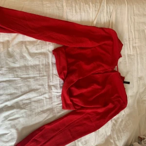 Röd topp - Så fin röd topp från H M som är använd cirka 1 gång men fina detaljer!!