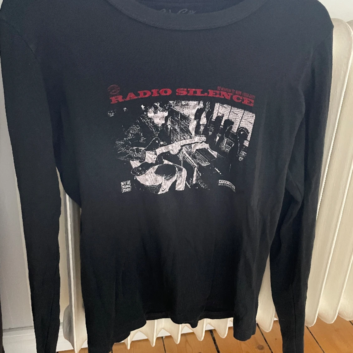 Svart långärmad tröja med tryck  - 90