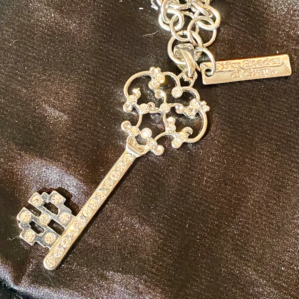 Populärt halsband från Kapp-Ahls kollektion ”Fifty Shades Of Grey”!  Nytt!  Halsbandet är ca 70 cm och nyckeln ca 7 cm. . Accessoarer.
