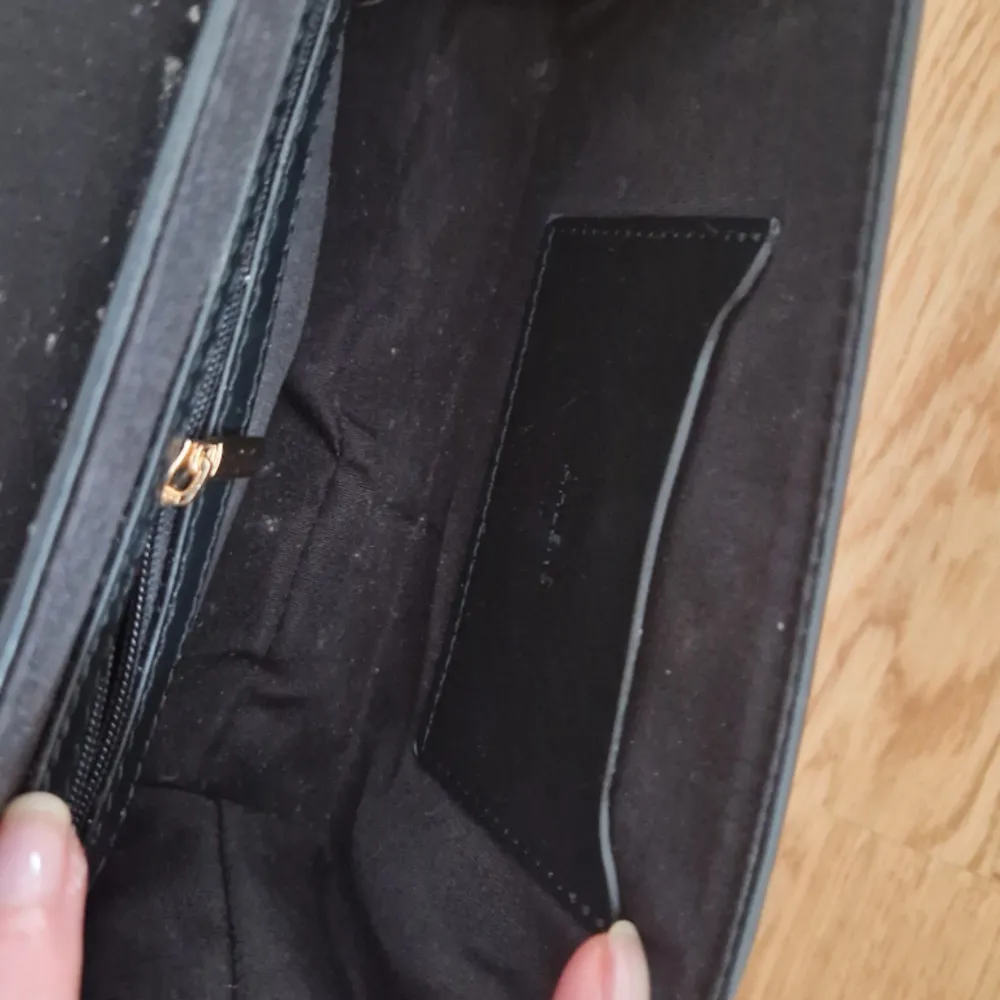 Axelremsväska med snake print och gulddetaljer. Finns en lite ficka och korthållare på insidan av väskan. Sparsamt använd.. Accessoarer.