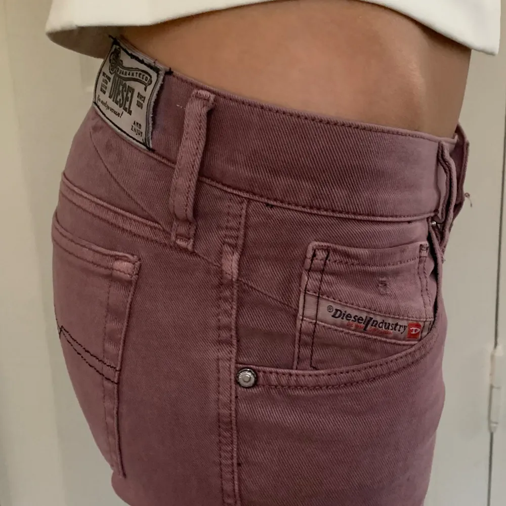 Unika diesel jeans i en lila/röd tvätt med coola detaljer där nere. Midjemått: 27 Längd: 34. Jeans & Byxor.