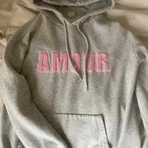 hoodie amour  - Sååå söt hoodie från hm med trycket AMOUR!!!😍🥹