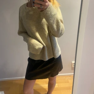 Svart Skinnkjol  - Super snygg skinnkjol från Gina, köptes för några år sedan men är i superfint skick. Jag har vikt upp kanten på kjolen så att den blir lite low waist, den sitter bra på mig som har vanligtvis 34/S i byxor och kjolar. Hör av er kring frågor 🥰