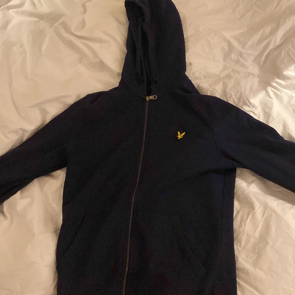 Riktigt schysst lyle and scott tröja. Storlek: XS  Färg: mörkblå Skick:9/10 använd någon gång Pris: 350kr . Hoodies.