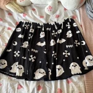 Kawaii kjol med Spöken - Kjol av märket Melty Chocolate Moon som köptes på Närcon Vinter 2024. Säljer nu då den är för stor. Passar L-XL. Original-pris: 349 kr.