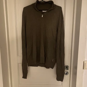 Half zip tröja - En mycket stilig tröja från Wagner. Den är i bra skick och har använts få gånger.
