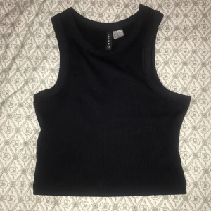 Croptop - En topp från H&M, helt oanvänd! I strl xs