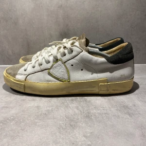 Philippemodel  - Säljer mina riktigt snygga Philippe model. De är använda men fortfarande i bra skick 7/10. Mycket av slitningarna är design. Storlek 42. Hör gärna av er vid fler frågor eller bilder.