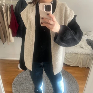 Teddy väst - Sjukt fin och trendig teddy väst köpt secondhand! Den är lite off white i färgen😍😍