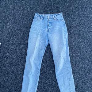 Ljusblåa Mom Jeans med Ultra High Waist från H&Mi storlek 36, men passar även 38 då de är stretchiga och mjuka. Välanvända utan fläckar och hål. 
