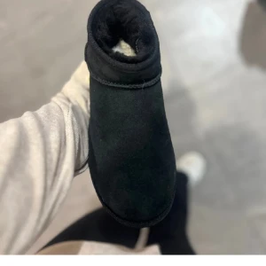 Uggs mini  - bra skick, använda lite, priset kan diskuteras VID SNABB AFFÄR ICH SERIÖSA KÖPARE  möts endast i Märsta 