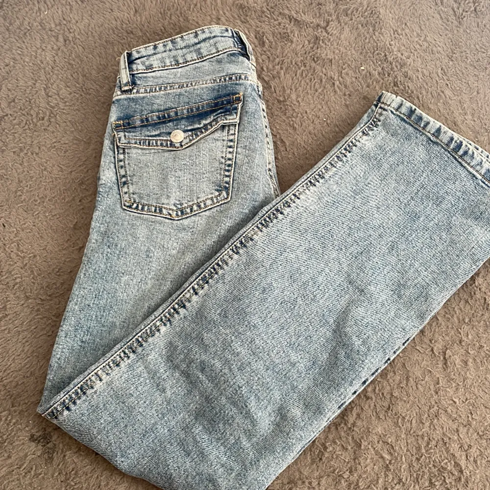 Säljer mina flare jeans då jag Säljer mina lågmidjade jeans då jag aldrig andvänder dom! Storlek XS-S köpt för 400-500kr kommer ej ihåg. Passar mig som är 1,68❤️ . Jeans & Byxor.