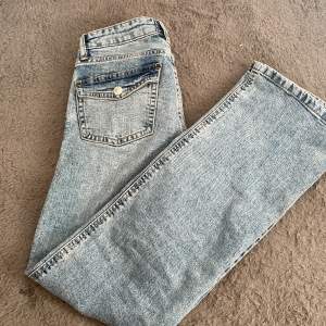 Säljer mina flare jeans då jag Säljer mina lågmidjade jeans då jag aldrig andvänder dom! Storlek XS-S köpt för 400-500kr kommer ej ihåg. Passar mig som är 1,68❤️ 