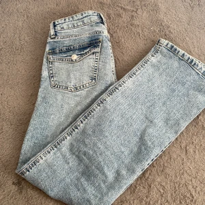 Jeans - Säljer mina flare jeans då jag Säljer mina lågmidjade jeans då jag aldrig andvänder dom! Storlek XS-S köpt för 400-500kr kommer ej ihåg. Passar mig som är 1,68❤️ 